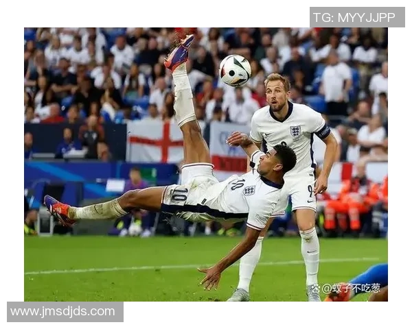 足球明星意外遭遇尴尬瞬间掏裆事件引发球迷热议与媒体关注